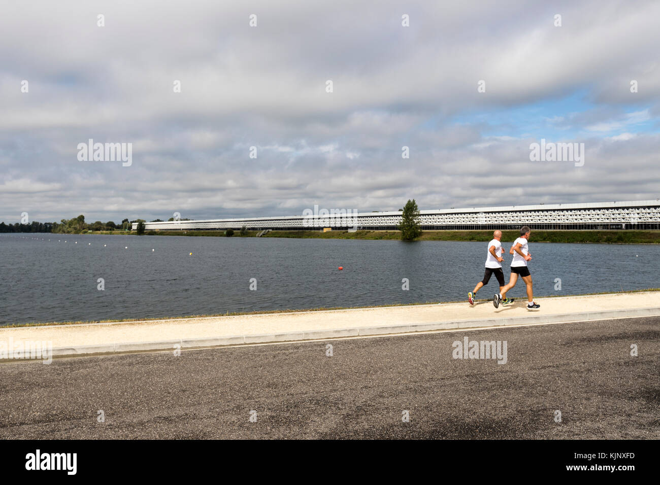 Deux coureurs dans le Bordeaux le Lac, le Lac et le Centre d'exposition de Bordeaux Banque D'Images