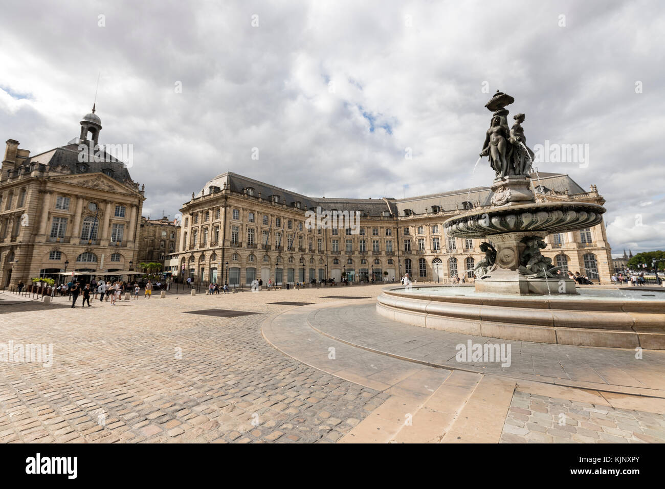 Place de la Bourse, architecte d'Ange-Jacques Gabriel, avec trois eaux de la fontaine de Grâces, Bordeaux. Banque D'Images