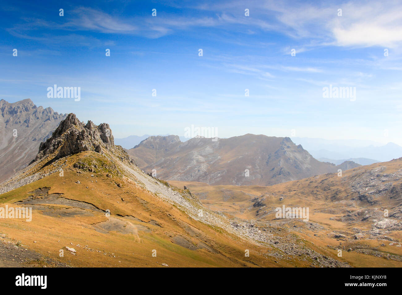 La formation d'affleurements rocheux et de vue à distance dans les Picos de Europa par fuente de l'Espagne avec ciel bleu Banque D'Images