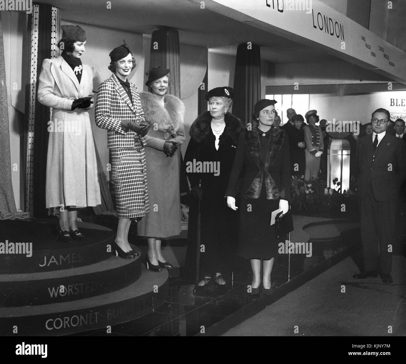 Son Altesse Royale la Reine Mary et la princesse Alice, duchesse de Gloucester avec des modèles de mode à Londres 1935 Banque D'Images