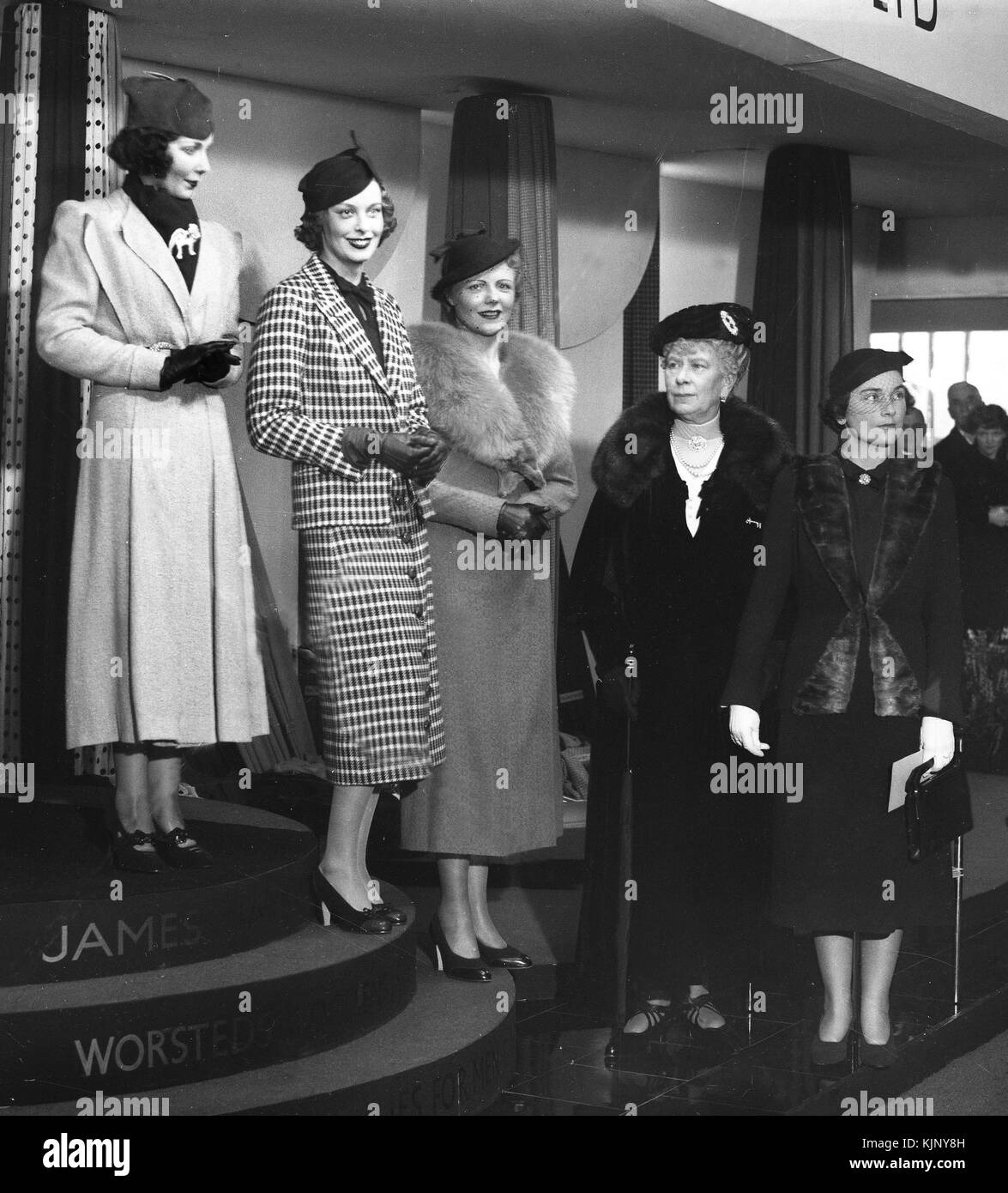 Son Altesse Royale la Reine Mary et la princesse Alice, duchesse de Gloucester avec des modèles de mode à Londres 1935 Banque D'Images