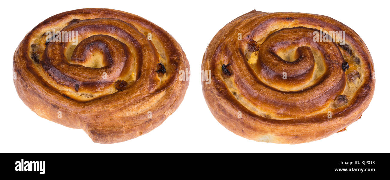 Deux morceaux de pâte sucrée à la vanille gondolé de remplissage. Délicieux petit déjeuner parfumé de couleur dorée, avec des raisins secs. isolé sur fond blanc. Banque D'Images