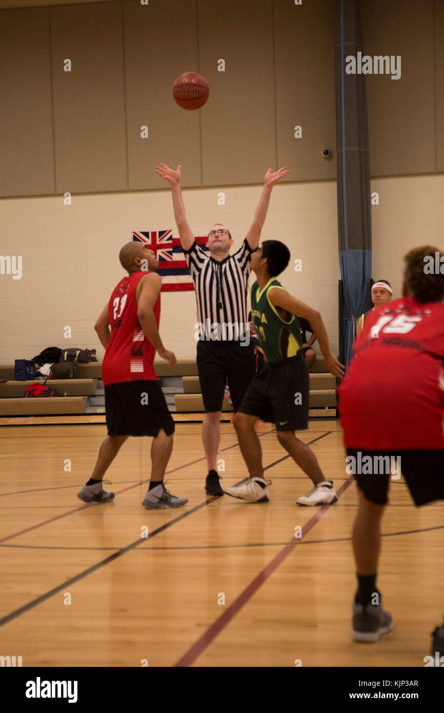 Michael moufles, numéro 14 sur l'Honoka'a Hawks et Nolan Martin, numéro 23 sur l'Explosion- Kanelehua, se préparer à un saut ball pour commencer le jeu au cours d'un tournoi de basket-ball des Jeux Olympiques spéciaux à mettre en place Semper, Center-Kulia Hawaï Base du Corps des Marines (MCBH) le 11 novembre 2017. MCBH a accueilli le tournoi de quilles avec la California Special Olympics à promouvoir la résistance et la saine concurrence offrant des incitatifs pour l'athlète de la croissance personnelle. (U.S. Marine Corps photo par le Sgt. Zachary Orr) Banque D'Images