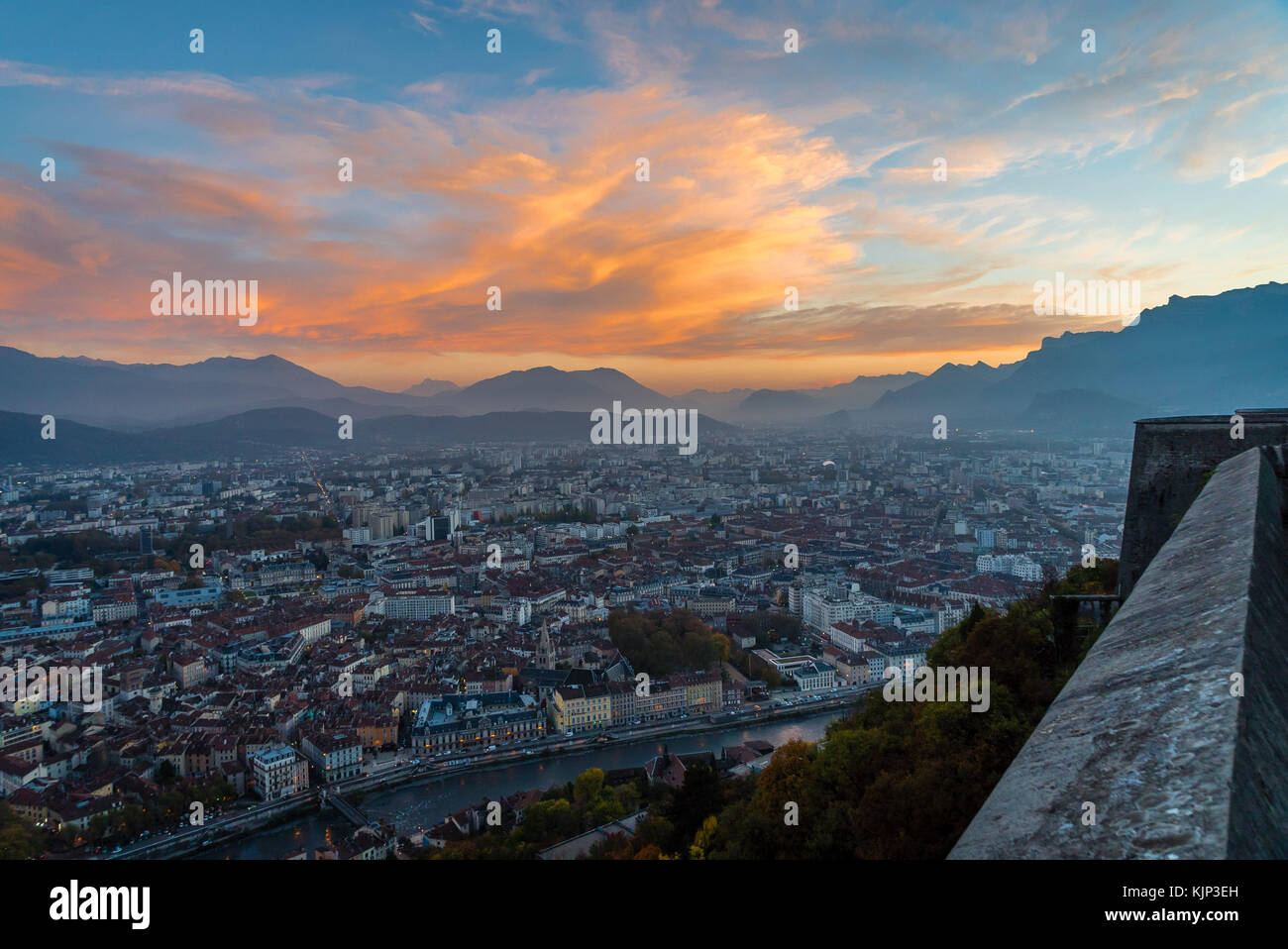 Panorama de la ville de Grenoble en France au coucher du soleil Photo Stock  - Alamy