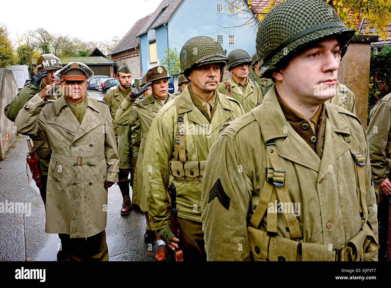 À Scherwiller, en France, les membres de l'U.S ARMY Group d'Alsace re-enactment association ont enfilé des uniformes de l'armée LA DEUXIÈME GUERRE MONDIALE Dans la matinée du samedi, Novembre 11, 2017 dans le cadre du Memorial et le dévouement des événements au 103e Division d'infanterie, qui a libéré la ville des nazis le 1 er décembre 1944. (Photo par le Sgt. 1re classe John Freese) Banque D'Images