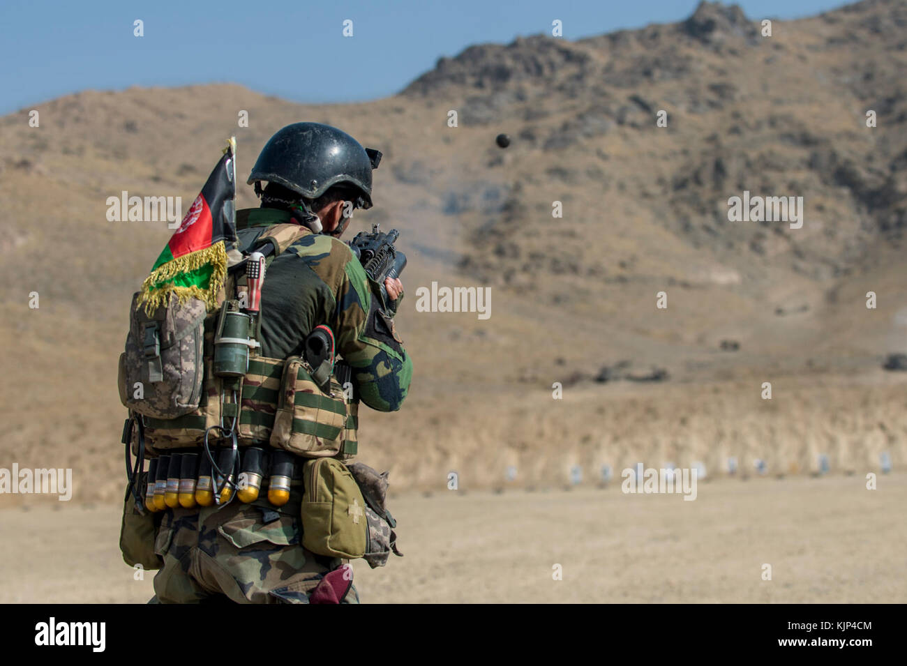 Un commando Afghan de forêt son lance-grenades M203 Commando lors de l'acquisition de compétences avancées au Camp Commando, Kaboul, 11 novembre 2017. Camp Commando est le foyer de l'Armée nationale afghane de l'École du Commandement des opérations spéciales de l'excellence. Le SOE est responsable de la formation des commandos 4 000 supplémentaires avant le début du printemps prochain à l'appui de la population afghane 2020 Feuille de route. La pierre angulaire de l'Afghan 2020 Route est doublement de la taille de l'Afghan Forces spéciales de sécurité au cours des quatre prochaines années. (U.S. Photo de l'Armée de l'air par la Haute Airman Sean Carnes) Banque D'Images