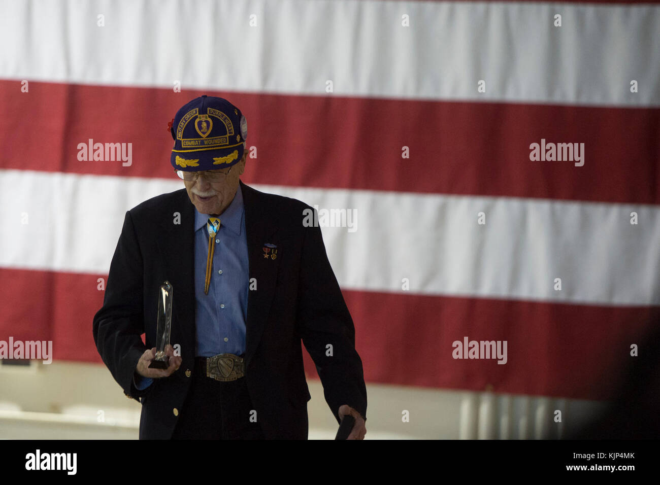 Ancien combattant de la guerre de Corée Gordon Severson reçoit le Prix de la défense des anciens combattants du Gouverneur au cours d'une cérémonie à la Journée des anciens combattants de la Garde nationale de l'Alaska à l'Armurerie Joint Base Elmendorf-Richardson, Alaska, le 11 novembre, 2017. Le ministère des Affaires des anciens combattants et militaires a été l'hôte de la cérémonie publique avec la Garde nationale de l'Alaska depuis 1998. (U.S. Photo de l'Armée de l'air par la Haute Airman Javier Alvarez) Banque D'Images