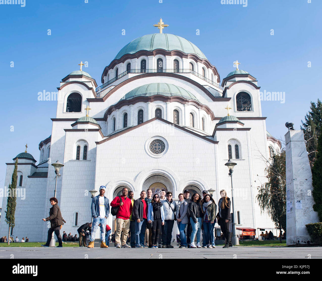 BELGRADE, SERBIE (nov. 11, 2017) marins et civils affectés à l'installation de soutien naval (NSF) Deveselu et Aegis à terre de défense antimissile (AAMDS) Roumanie posent pour une photo lors d'une visite du Temple de Saint Sava, une église orthodoxe serbe, partie d'une morale, de bien-être et de loisirs voyage. NSF Deveselu AAMDS et Roumanie sont situés à Deveselu, la Roumanie avec la 99e base militaire et jouer un rôle clé dans la défense antimissile balistique en Europe orientale. Banque D'Images