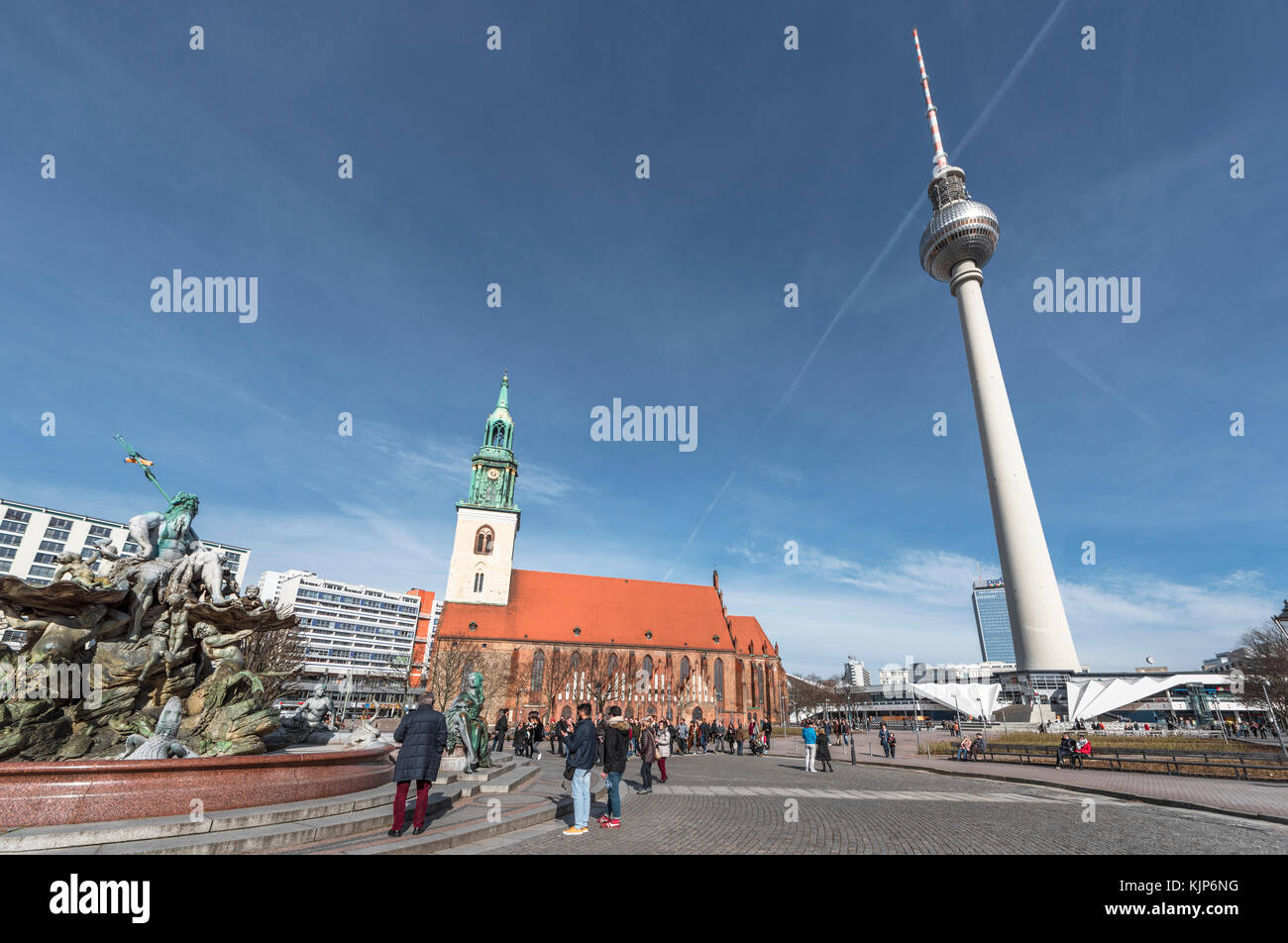 Vue sur la tour de télévision et St Mary's Church, dans le centre-ville. Berlin Banque D'Images