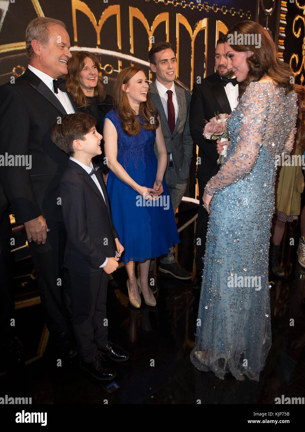 La duchesse de Cambridge rencontre Kelsey Grammer (à gauche) sur scène à la Royal Variety Performance au London Palladium dans le centre de Londres. Banque D'Images