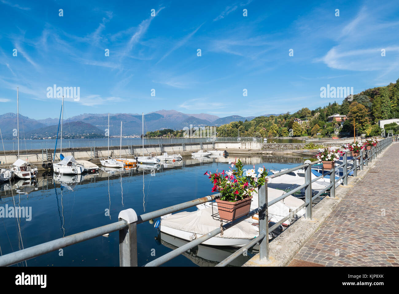 Ville de Reno, le lac Majeur, en Italie du nord. Lac du village pittoresque sur le Lac Majeur et de son petit port. Dans l'arrière-plan les Alpes Banque D'Images