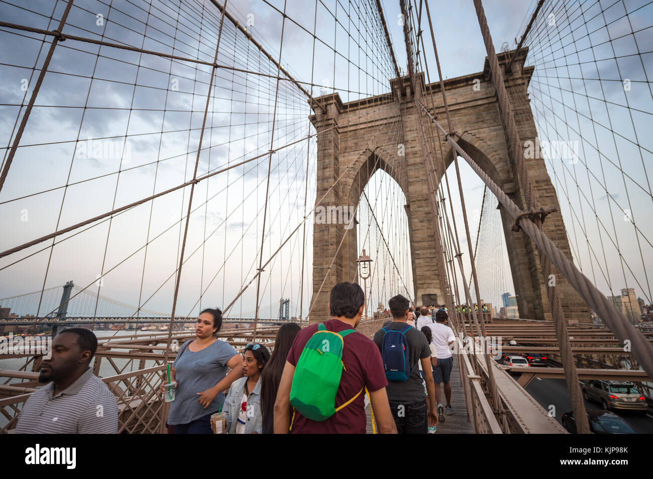 New York - 26 août 2017 : les touristes et habitants de la lutte pour l'espace sur l'allée piétonne bondée menant à travers le pont de Brooklyn au crépuscule. Banque D'Images