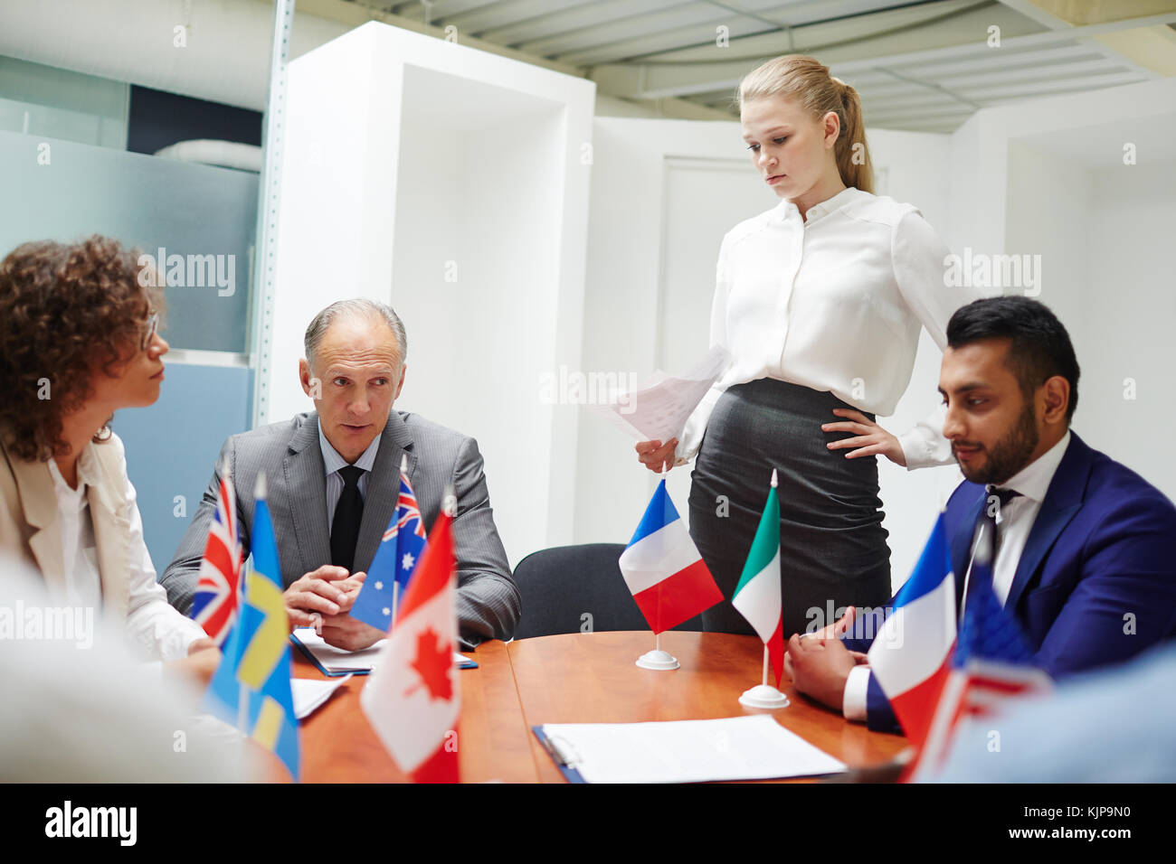 Les jeunes représentant russe présentant son discours à des collègues étrangers à l'événement politique Banque D'Images
