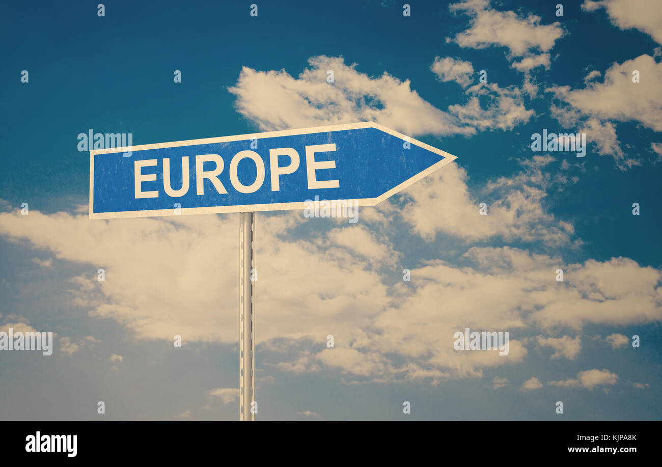 L'Europe signe avec les nuages comme arrière-plan.3d render. Banque D'Images