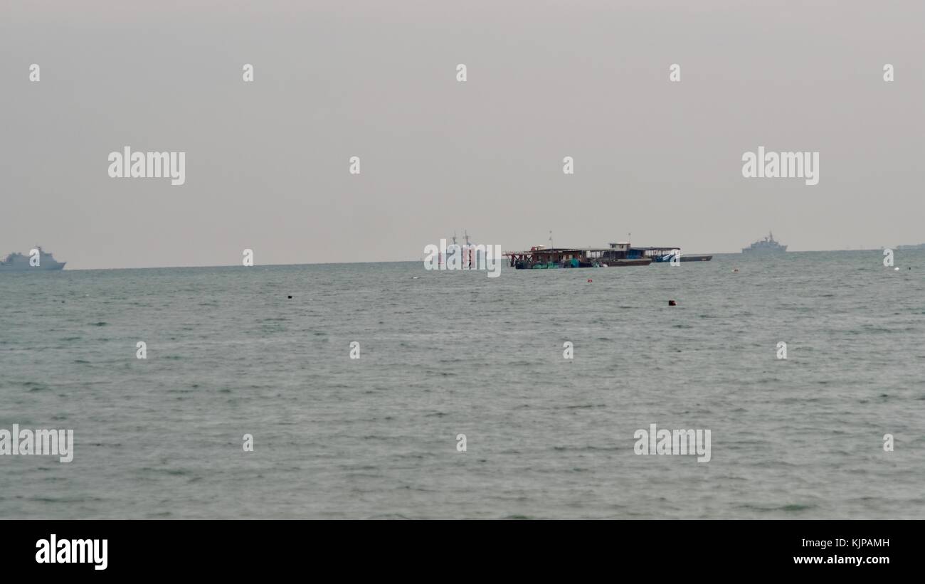 50ème anniversaire de l'ASEAN examen de la flotte internationale 2017 navires de la marine dans le golfe de Thaïlande photographiés un jour pluvieux difficile à voir Banque D'Images