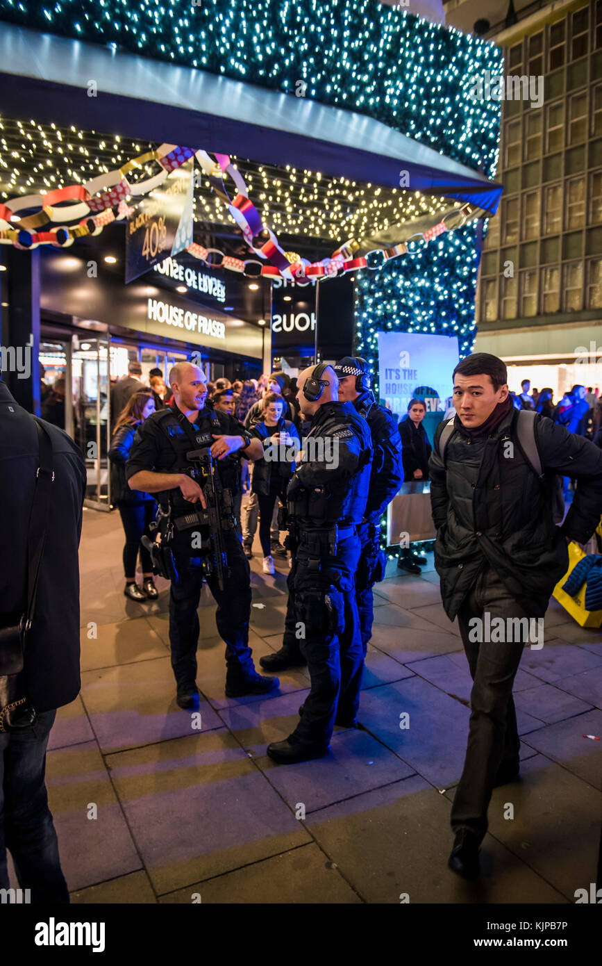 Londres, Royaume-Uni. 24 novembre, 2017. House of Fraser claire des officiers de police armés - l'inondation zone Oxford Circus après un incident causé la station d'être effacée. Crédit : Guy Bell/Alamy Live News Banque D'Images