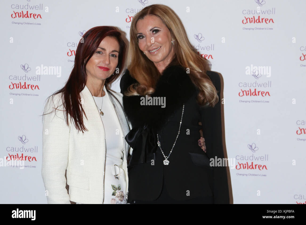 L'hôtel Langham. Londres. uk 24 nov 2017 trudi beswick et guest assiste à Londres pour enfants caldwell ladies lunch événement dans le centre de Londres., stars du monde de la télévision, de la musique et le théâtre arrive à l'hôtel Langham à participer à l'assemblée 'ladies lunch event' qui a permis de recueillir des fonds essentiels pour les enfants caudwell - un organisme de bienfaisance qui fournit l'évolution de la vie pratique et un soutien affectif aux enfants handicapés à travers le Royaume-Uni. crédit : dinendra haria/Alamy live news Banque D'Images