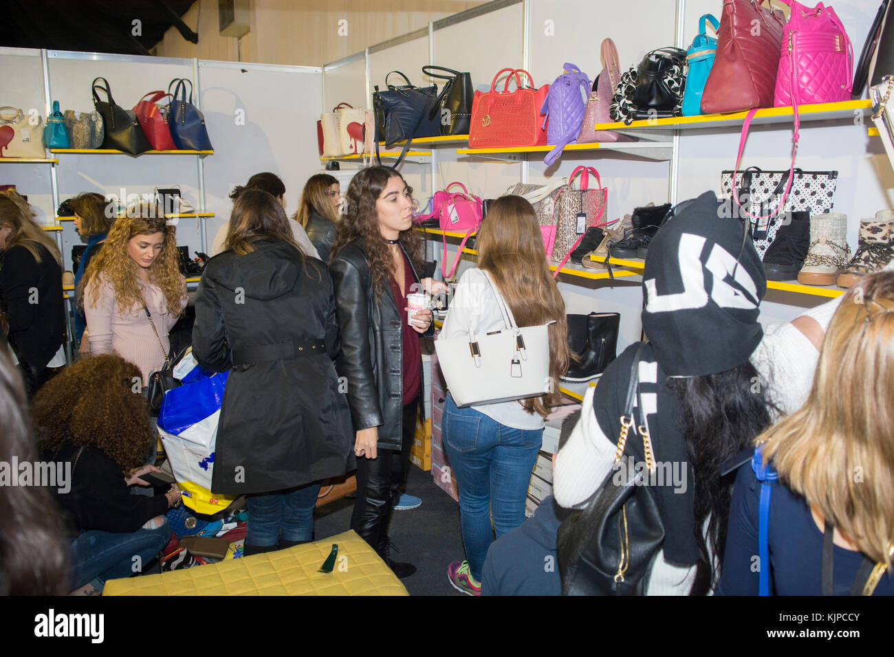 Biel, Beyrouth, Liban. 24 Nov, 2017. Les femmes à l'intérieur des sacs à main shopping le marché du Vendredi noir Beyrouth Liban Crédit : Mohamad Itani/Alamy Live News Banque D'Images
