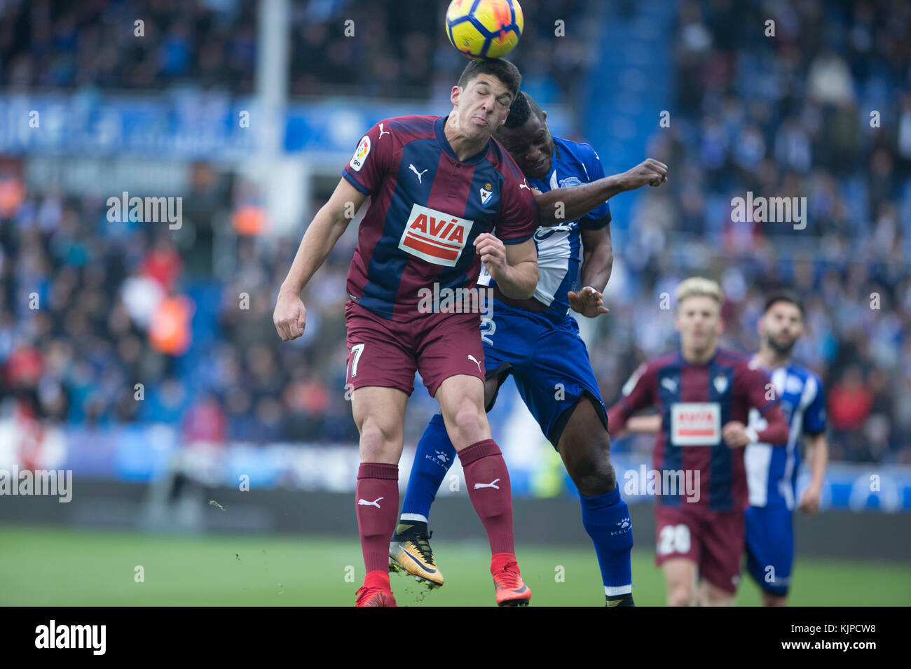 Vitoria, Espagne. 25Th nov, 2017. (7) ander rodriguez capa (22) wakaso mubarak au cours de l'espagnol la liga match de foot entre alaves et S.d'Eibar, à mendizorroza stadium, à Vitoria, dans le nord de l'Espagne, samedi, Novembre 25, 2017. crédit : gtres información más comuniación sur ligne, s.l./Alamy live news Banque D'Images