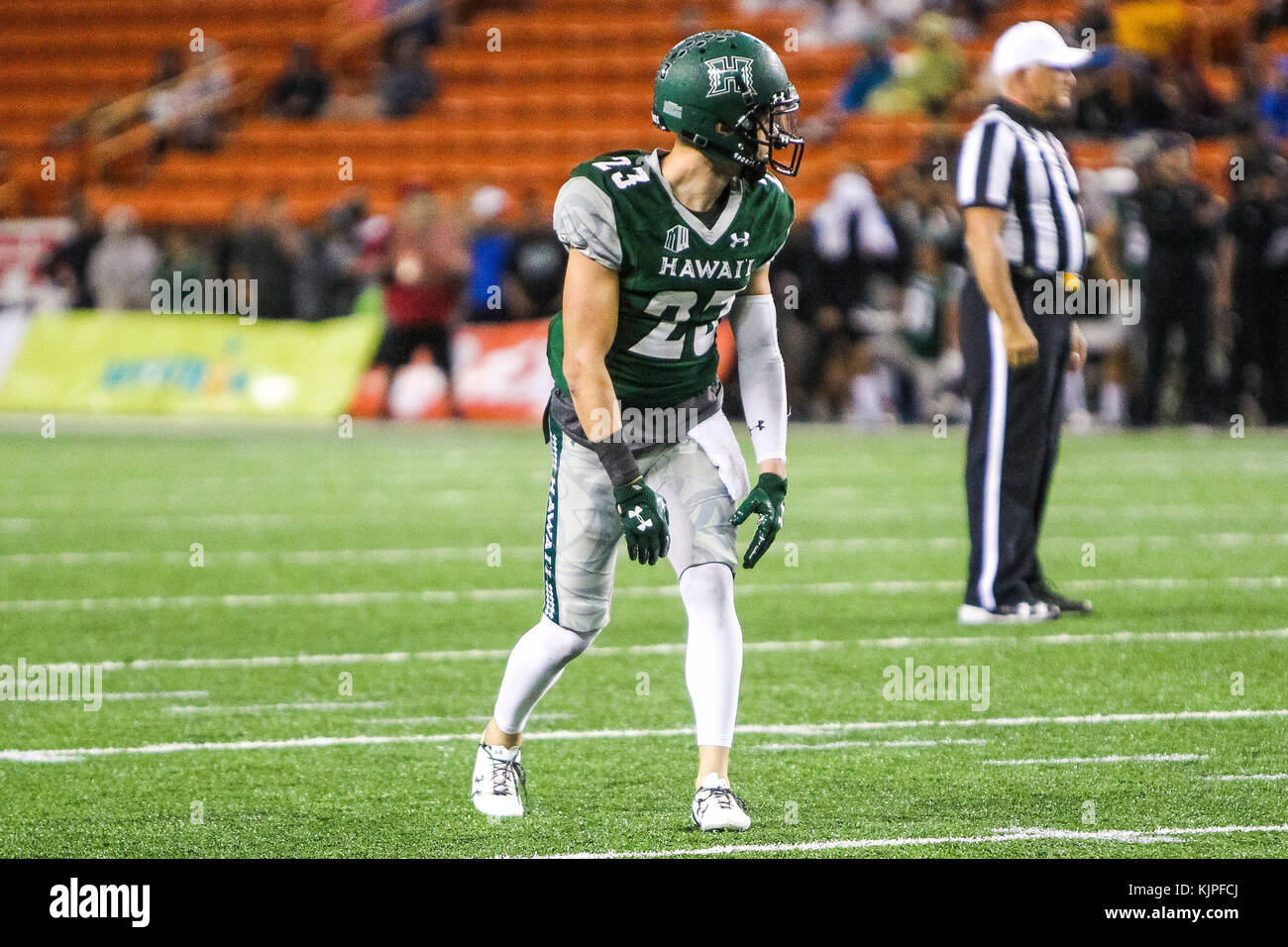 25 novembre 2017 - Hawaii Rainbow Warriors wide receiver Dylan Collie # 23 se prépare à la lecture pour commencer au cours de l'action entre l'Hawaii Rainbow Warriors et les BYU Cougars au champ d'Hawaiian Airlines à l'Aloha Stadium d'Honolulu, HI. - Glenn Yoza/CSM Banque D'Images