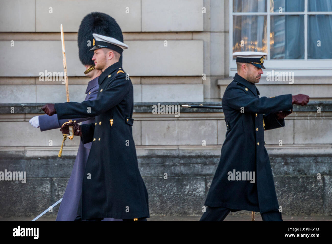 Londres, Royaume-Uni. 26 Nov, 2017. La Marine royale prendre au cours de la garde à Buckingham Palace pour la première fois. Ils participent à la traditionnelle "cérémonie de la relève de la garde, la prise en charge de l'un des Régiments de Gardes à pied. Crédit : Guy Bell/Alamy Live News Banque D'Images