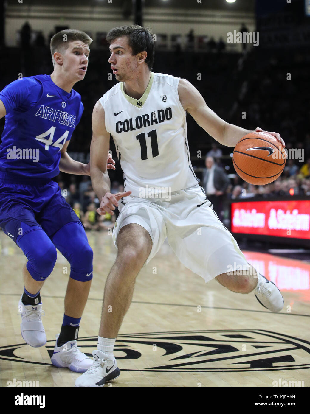 Boulder, Colorado, USA. 26 Nov, 2017. La première moitié. 26 Nov, 2017. Colorado's Lazar Nikolic est défendu par Air Force's Keaton Van Soelen au premier semestre. Credit : csm/Alamy Live News Crédit : Cal Sport Media/Alamy Live News Banque D'Images