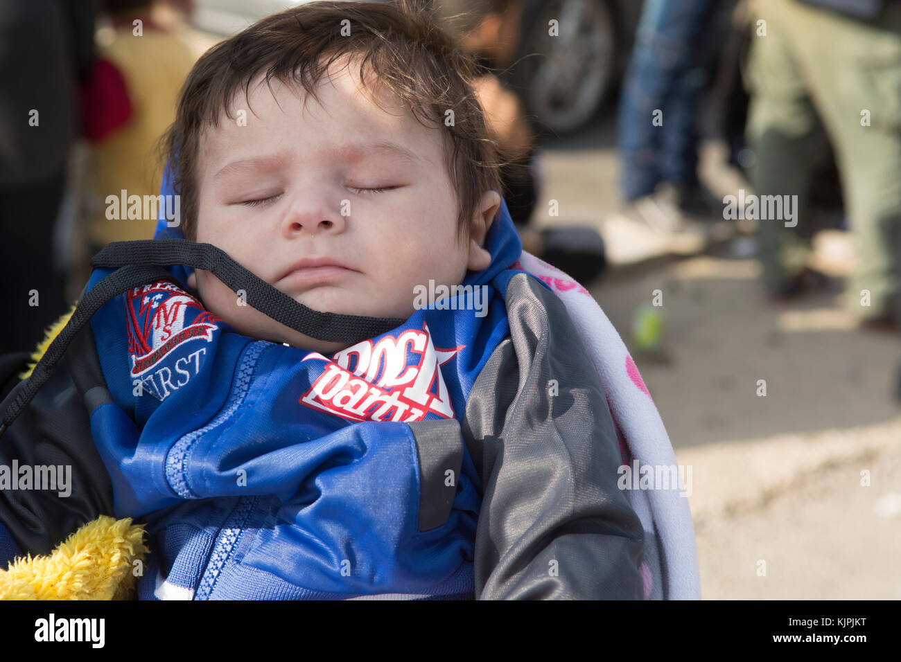 Marytrs' Square, Beyrouth, Liban, le 26 Nov 2017, réfugiée syrienne bébé garçon dormant dans les mains de sa mère pour les dons d'attente Beyrouth , Liban, Crédit : Mohamad Itani / Alamy Live News Banque D'Images