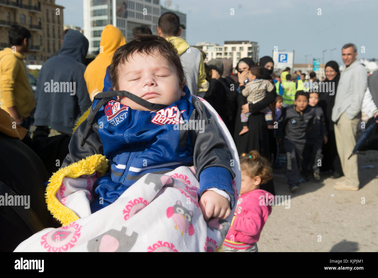 Marytrs' Square, Beyrouth, Liban, le 26 Nov 2017, réfugiée syrienne bébé garçon dormant dans les mains de sa mère pour les dons d'attente Beyrouth , Liban, Crédit : Mohamad Itani / Alamy Live News Banque D'Images