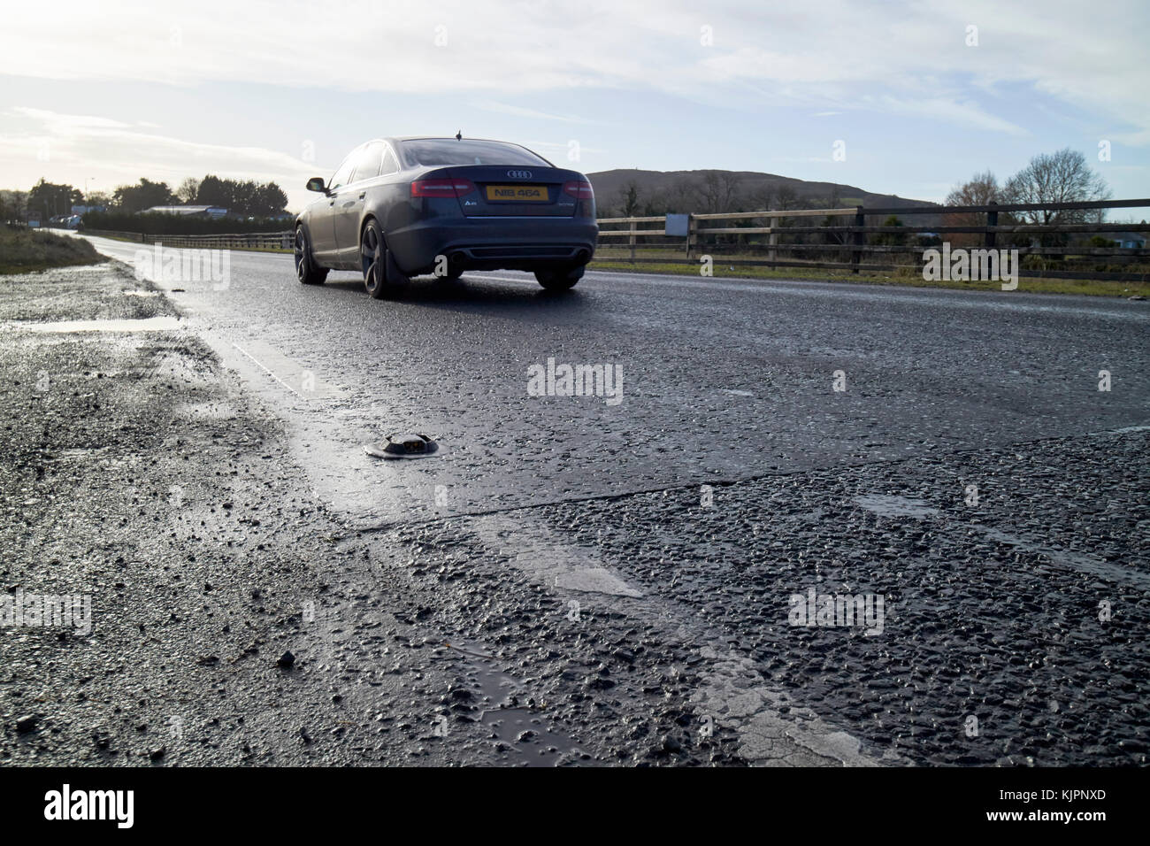 L'Irlande du Nord le trafic automobile traversant la frontière entre l'irlandais en Irlande du Nord et en République d'Irlande et bientôt le poste frontière terrestre de l'UE Royaume-uni Brexit. L'aire de réparti sur la route marque la frontière sur la route A1 l'ancienne route principale entre Belfast et Dublin. Credit : Radharc Images/Alamy Live News Banque D'Images