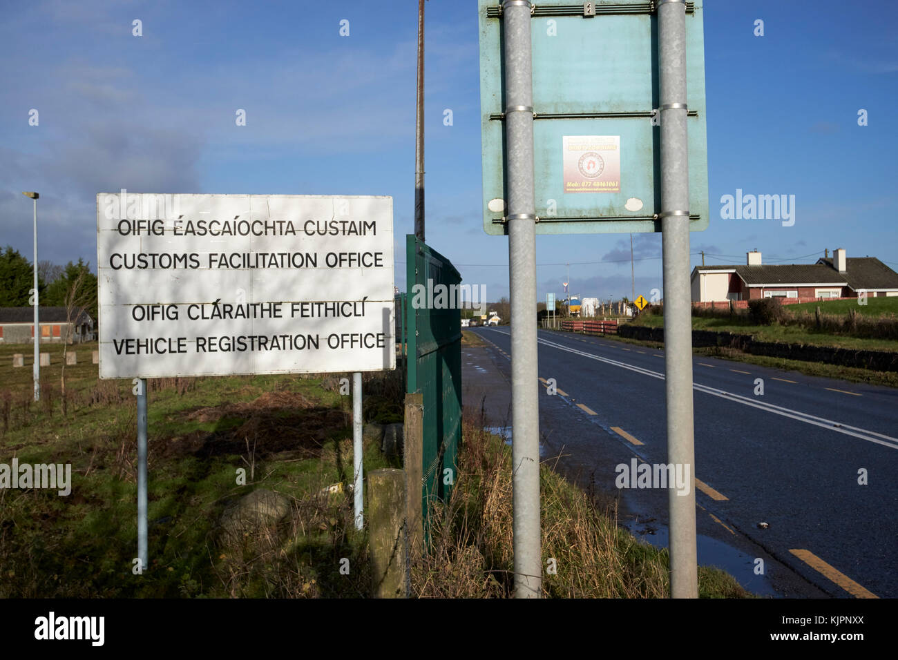 Bureau de douane irlandais désaffecté près de la frontière entre l'irlandais en Irlande du Nord et en République d'Irlande et bientôt le poste frontière terrestre de l'UE Royaume-uni Brexit. Le poste frontière est à quelques centaines de mètres à l'intérieur de la République de l'Irlande sur l'A1 l'ancienne route principale entre Belfast et Dublin. Credit : Radharc Images/Alamy Live News Banque D'Images