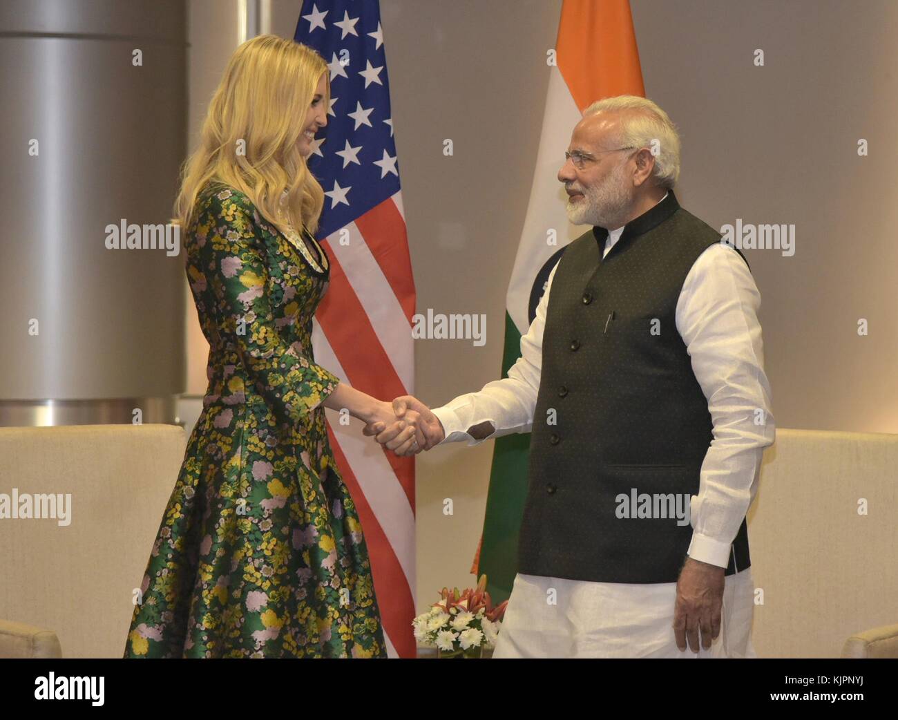 Hyderabad, Inde. 28 novembre 2017. Le premier ministre indien Narendra Modi, à droite, accueille Ivanka Trump, fille du président américain Donald Trump en marge du Sommet mondial de l’entrepreneuriat au Palais des congrès d’Hyderabad le 28 novembre 2017 à Hyderabad, en Inde. La première fille et conseillère présidentielle dirige la délégation américaine au sommet annuel. Crédit : Planetpix/Alamy Live News Banque D'Images