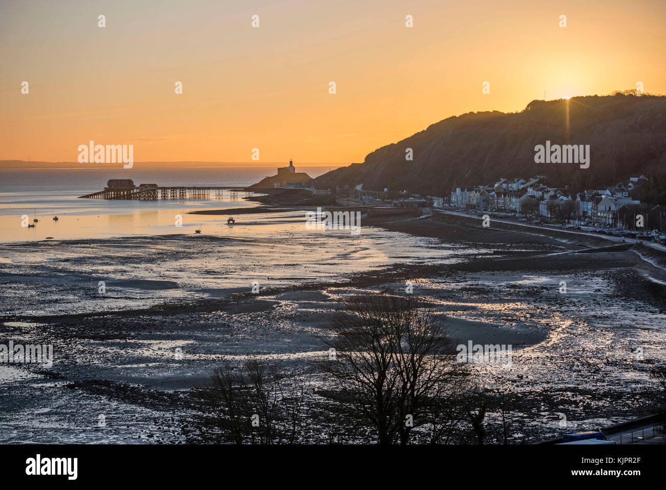 Swansea, Royaume-Uni. 29th novembre 2017. : Le soleil se lève au-dessus du petit village de Mumbles près de Swansea pendant un hiver glacial matin. Credit: Phil Rees/Alamy Live News Banque D'Images