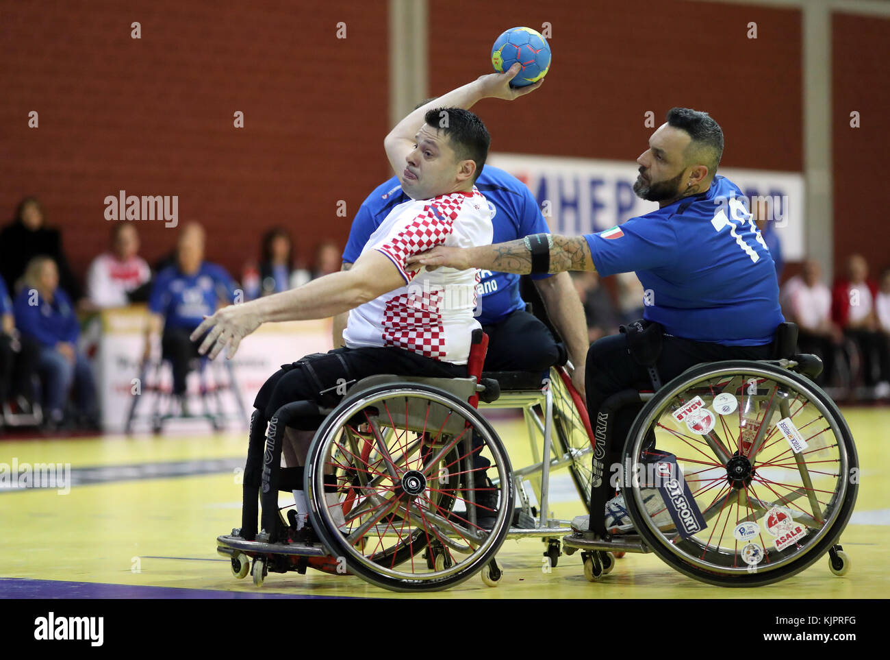 Zagreb, Croatie. 29 nov, 2017. ante stimac (l) avant de la Croatie fait concurrence au cours d'un match de hand en fauteuil roulant entre la Croatie et l'Italie à Zagreb, Croatie, le nov. 29, 2017. Croatie a gagné 21-7. crédit : slavko midzor/Xinhua/Alamy live news Banque D'Images