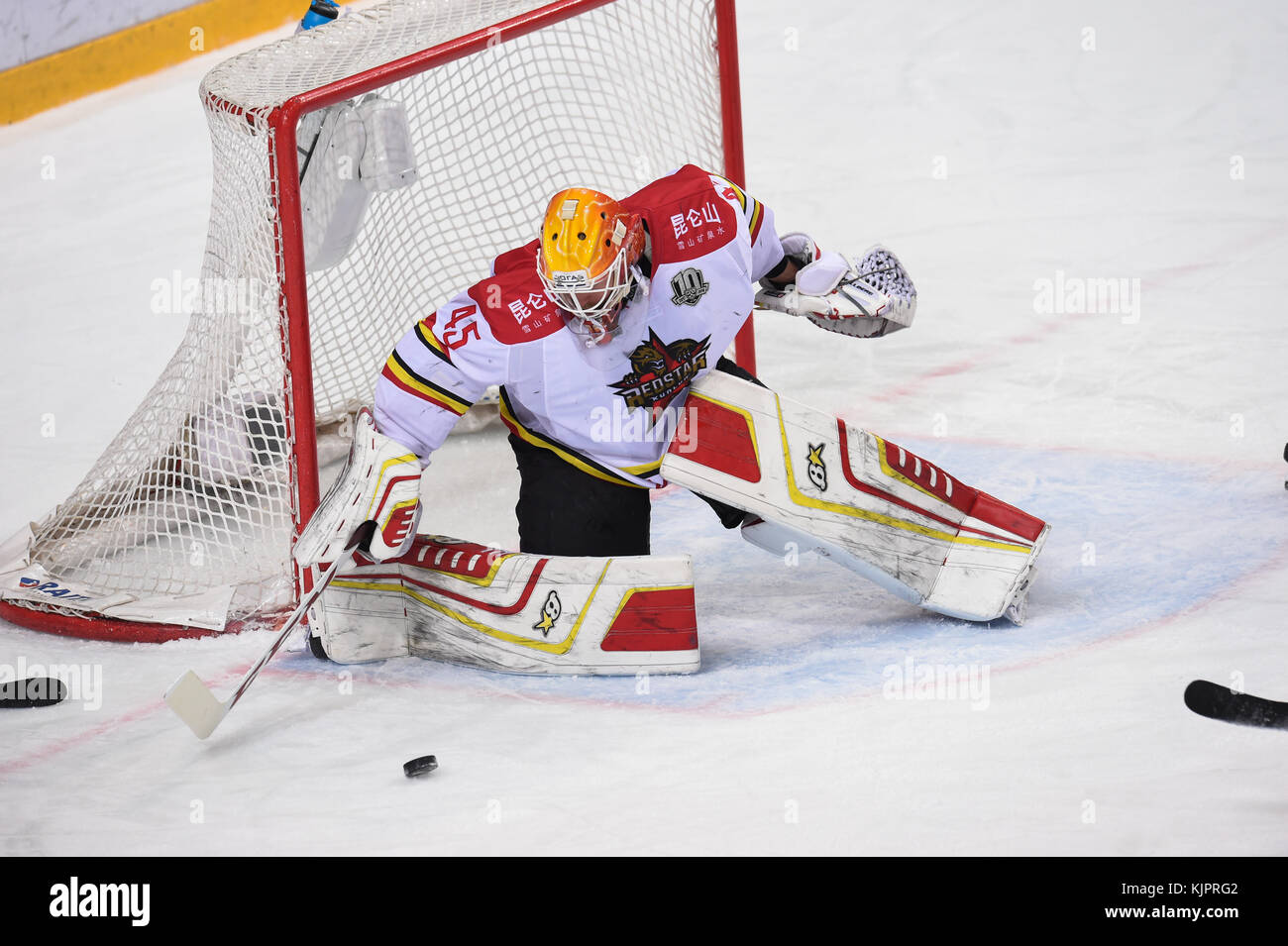 Moscou, Russie. 29 novembre 2017. Magnus Hellberg du Kunlun Red Star participe au match de la Kontinental Hockey League entre le Chinois Kunlun Red Star et le russe CSKA à Moscou, Russie, le 29 novembre 2017. CSKA a gagné 3-1. Crédit : Evgeny Sinitsyn/Xinhua/Alamy Live News Banque D'Images