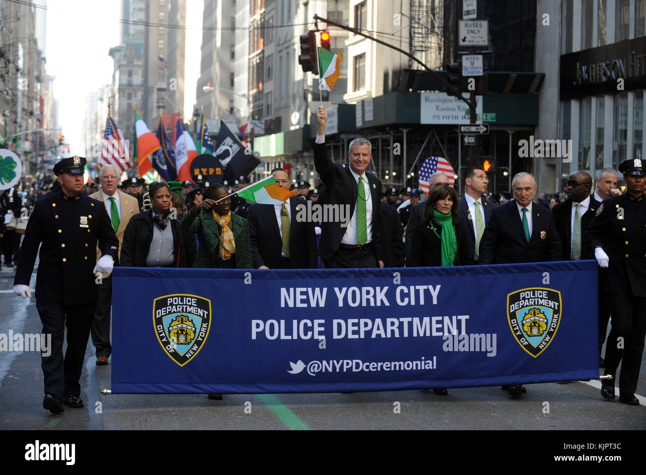 NEW YORK, NY - 17 MARS : le maire de Blasio fait des marches dans le défilé annuel de la Saint-Patrick, l'un des plus grands et des plus anciens au monde le 17 mars 2016 à New York. Maintenant qu'une interdiction des groupes ouvertement homosexuels a été abandonnée, le maire de Blasio assiste pour la première fois à la parade depuis qu'il est devenu maire en 2014. Le défilé remonte à la cinquième Avenue se terminant à la 79ème rue est et il attire environ 2 millions de spectateurs le long de ses 35 blocs de personnes étirements: Le maire de Blasio Banque D'Images