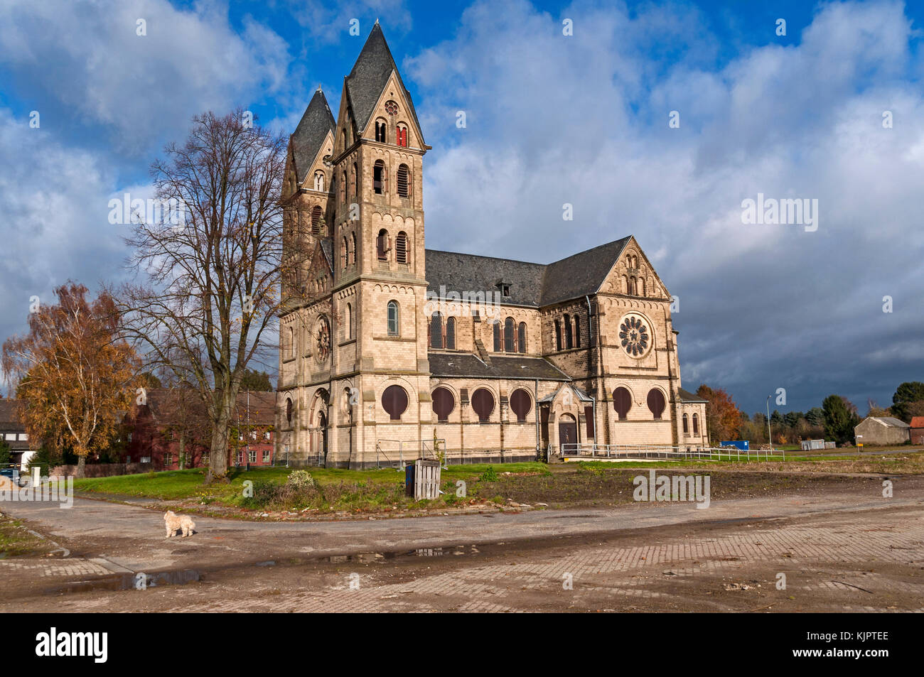 L'église de St Lambertus qui doit être démoli en 2018, comme c'est le village tout entier pour faire place à la mine de lignite, Schalkenmehren, NRW, Allemagne. Banque D'Images