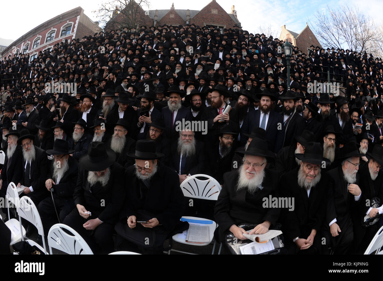 NEW YORK, NY - NOVEMBRE 27 : des milliers de rabbins hassidiques barbus, vêtus de vêtements hassidiques traditionnels, s'alignent devant leur siège mondial pour leur 'photo de classe' devant le siège mondial de Chabad-Lubavitch, 770 Eastern Pkwy, Brooklyn le 27 novembre 2016 à New York City People : Chabad-Lubavitch Banque D'Images