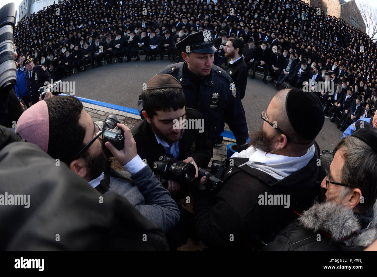 NEW YORK, NY - NOVEMBRE 27 : des milliers de rabbins hassidiques barbus, vêtus de vêtements hassidiques traditionnels, s'alignent devant leur siège mondial pour leur 'photo de classe' devant le siège mondial de Chabad-Lubavitch, 770 Eastern Pkwy, Brooklyn le 27 novembre 2016 à New York City People : Chabad-Lubavitch Banque D'Images