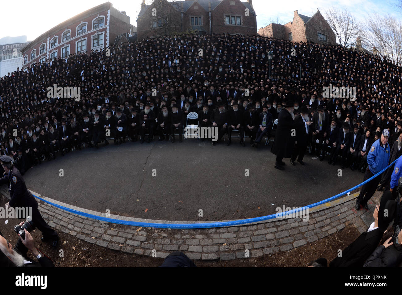 New York, NY - 27 novembre : des milliers de rabbins hassidiques barbus, vêtus de vêtements hassidiques traditionnelles, la queue à l'extérieur de leur quartier général dans le monde entier pour leur 'photo de classe' en face du Chabad Loubavitch dans le monde de l'AC, de l'est 770 pkwy, Brooklyn le 27 novembre 2016 à new york city : les gens de Chabad Loubavitch Banque D'Images