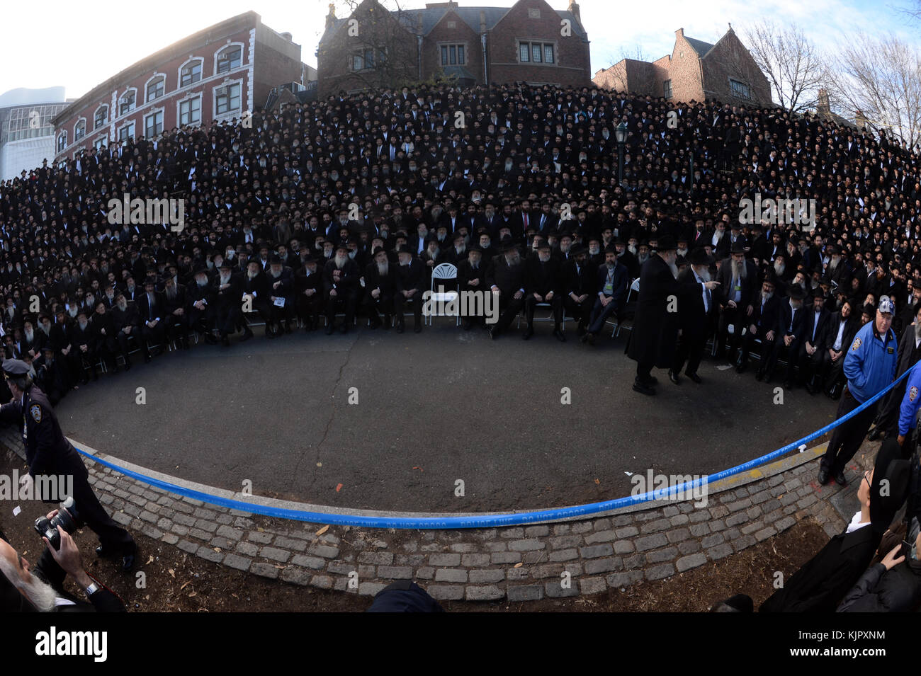 New York, NY - 27 novembre : des milliers de rabbins hassidiques barbus, vêtus de vêtements hassidiques traditionnelles, la queue à l'extérieur de leur quartier général dans le monde entier pour leur 'photo de classe' en face du Chabad Loubavitch dans le monde de l'AC, de l'est 770 pkwy, Brooklyn le 27 novembre 2016 à new york city : les gens de Chabad Loubavitch Banque D'Images