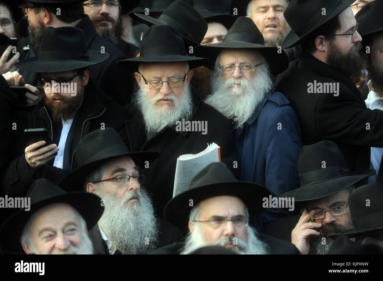 NEW YORK, NY - NOVEMBRE 27 : des milliers de rabbins hassidiques barbus, vêtus de vêtements hassidiques traditionnels, s'alignent devant leur siège mondial pour leur 'photo de classe' devant le siège mondial de Chabad-Lubavitch, 770 Eastern Pkwy, Brooklyn le 27 novembre 2016 à New York City People : Chabad-Lubavitch Banque D'Images