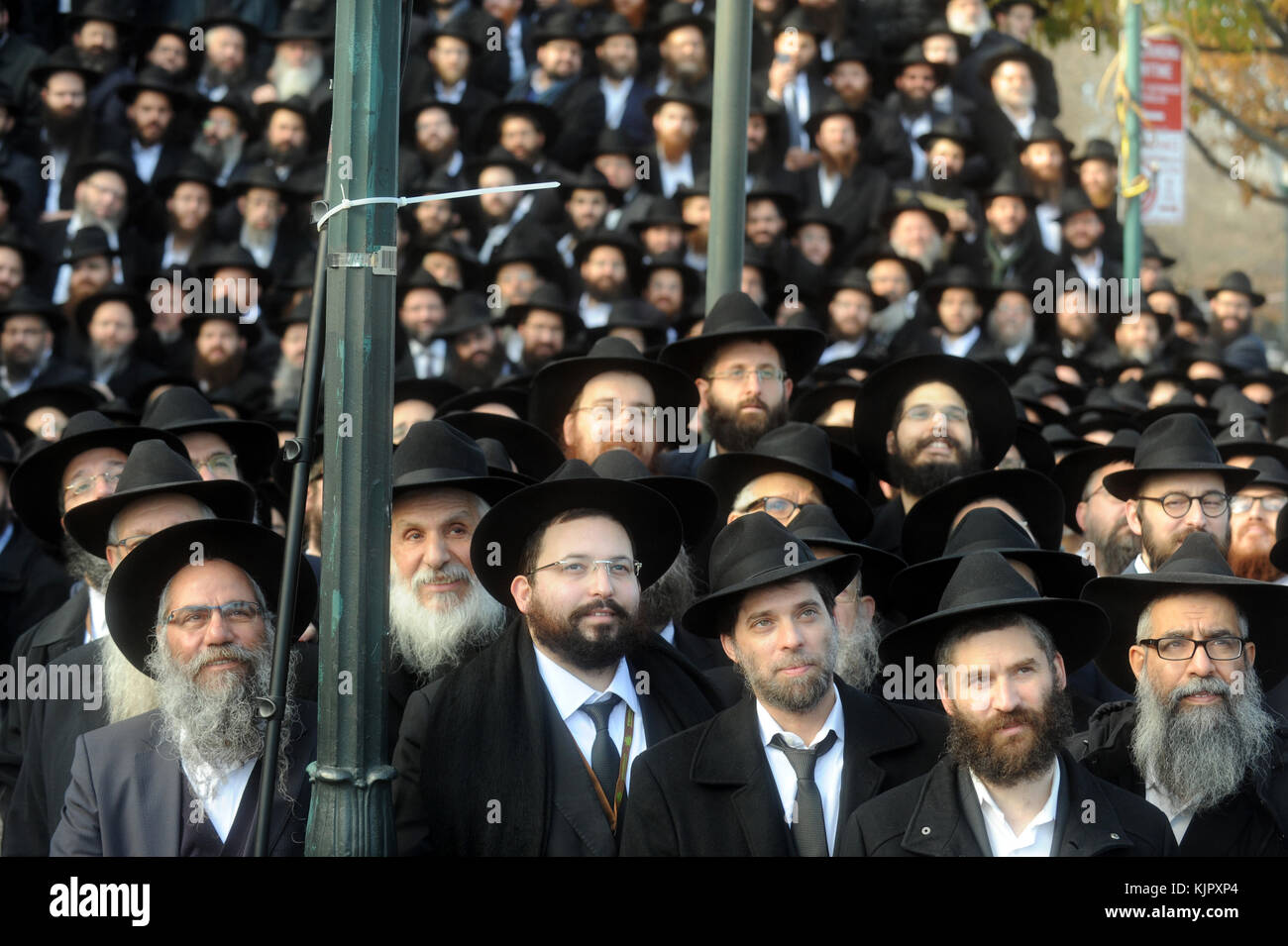 New York, NY - 27 novembre : des milliers de rabbins hassidiques barbus, vêtus de vêtements hassidiques traditionnelles, la queue à l'extérieur de leur quartier général dans le monde entier pour leur 'photo de classe' en face du Chabad Loubavitch dans le monde de l'AC, de l'est 770 pkwy, Brooklyn le 27 novembre 2016 à new york city : les gens de Chabad Loubavitch Banque D'Images
