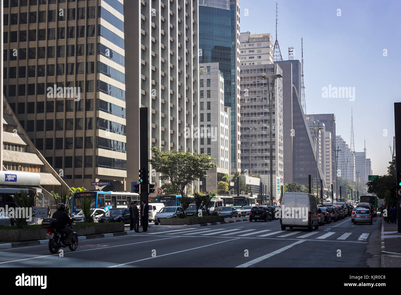 Avenue Paulista - São Paulo - le centre financier de la ville de São Paulo et aussi la place des tours de la télévision et des stations de radio. Banque D'Images
