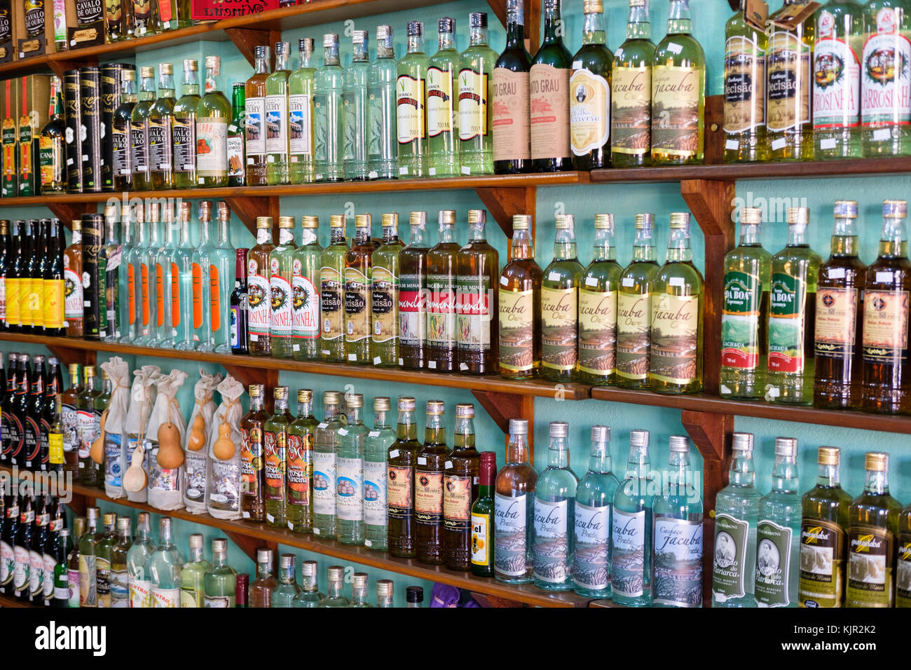 Cachacacaria, magasin de vins et spiritueux, étagères pleines de bouteilles de verre cachaca à Tiradentes, Minas Gerais, Brésil Banque D'Images