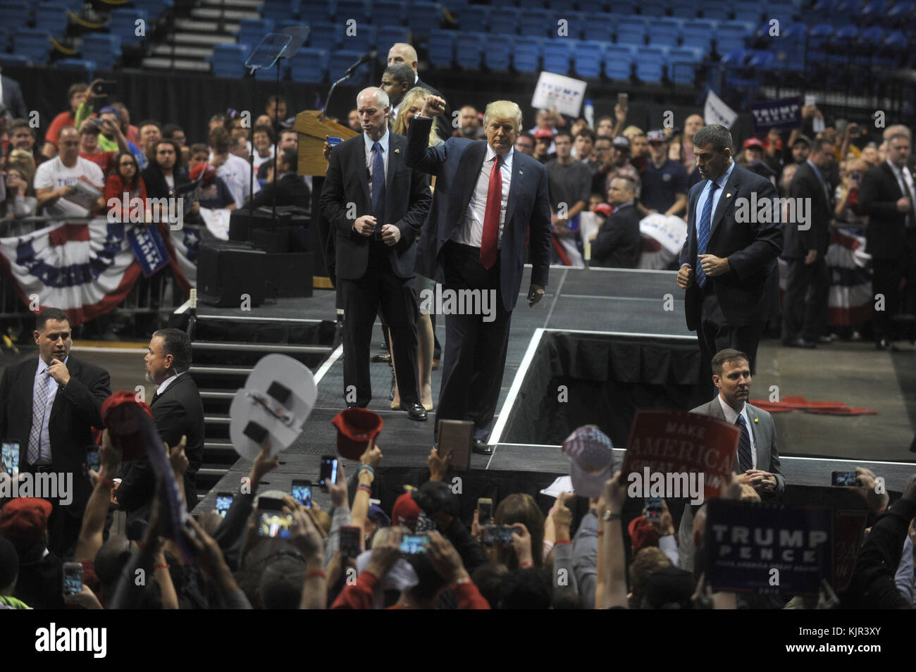 WILKES-BARRE, PA - 10 OCTOBRE : Donald Trump, candidat républicain à la présidence, organise un rassemblement de campagne le 10 octobre 2016 à Wilkes-barre, en Pennsylvanie. Trump poursuit sa campagne après un débat de type Assemblée publique contre la candidate démocrate Hillary Clinton à l’Université de Washington à l’occasion de Louis hier soir. Les gens : Donald Trump Banque D'Images