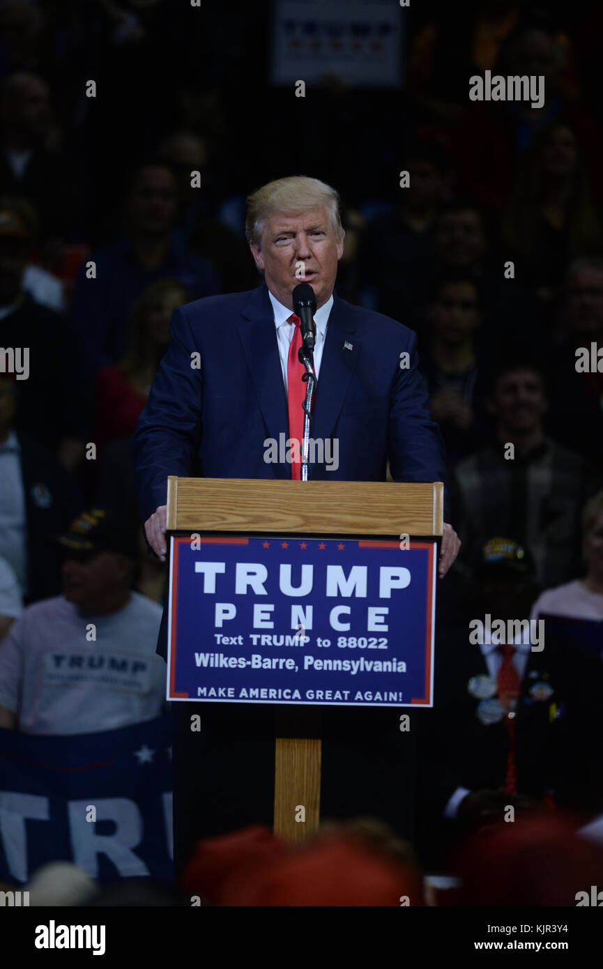 Wilkes-barre, pa - 10 octobre : candidat présidentiel républicain Donald Trump est titulaire d'un rassemblement électoral le 10 octobre 2016 à wilkes-barre, Massachusetts. trump continue sa campagne à la suite d'un style de ville débat contre le candidat démocrate Hillary Clinton à l'université Washington à st. Louis hier soir. Personnes : Donald Trump Banque D'Images