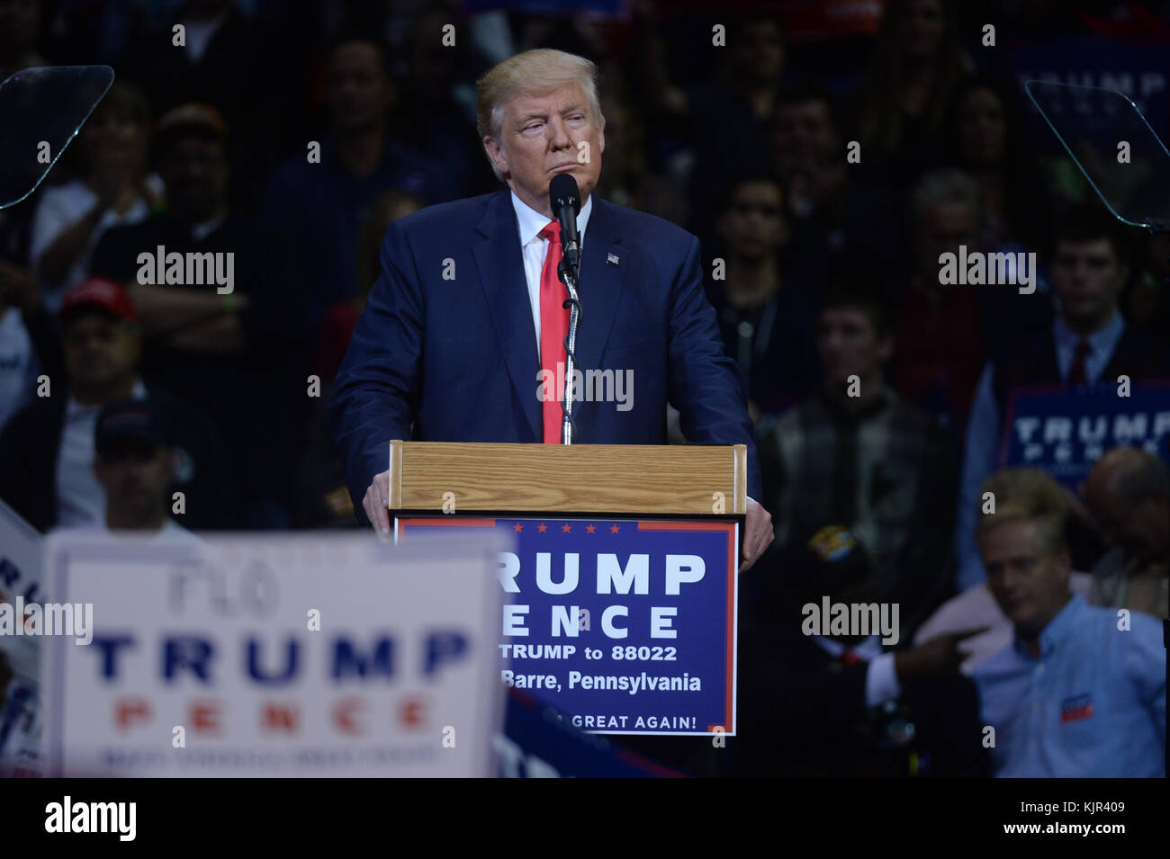 WILKES-BARRE, PA - 10 OCTOBRE : Donald Trump, candidat républicain à la présidence, organise un rassemblement de campagne le 10 octobre 2016 à Wilkes-barre, en Pennsylvanie. Trump poursuit sa campagne après un débat de type Assemblée publique contre la candidate démocrate Hillary Clinton à l’Université de Washington à l’occasion de Louis hier soir. Les gens : Donald Trump Banque D'Images