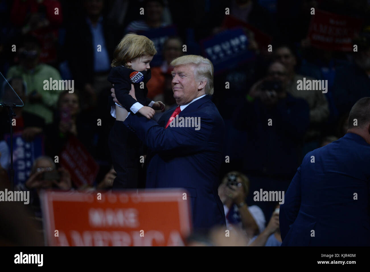 Wilkes-barre, pa - 10 octobre : candidat présidentiel républicain Donald Trump est titulaire d'un rassemblement électoral le 10 octobre 2016 à wilkes-barre, Massachusetts. trump continue sa campagne à la suite d'un style de ville débat contre le candidat démocrate Hillary Clinton à l'université Washington à st. Louis hier soir. Personnes : Donald Trump Banque D'Images