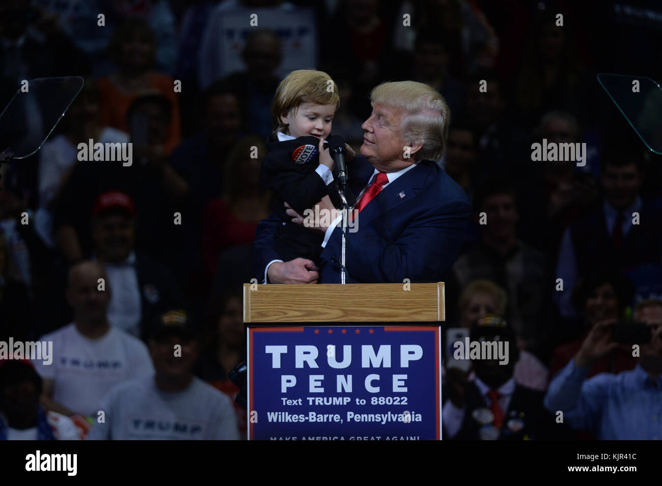 WILKES-BARRE, PA - 10 OCTOBRE : Donald Trump, candidat républicain à la présidence, organise un rassemblement de campagne le 10 octobre 2016 à Wilkes-barre, en Pennsylvanie. Trump poursuit sa campagne après un débat de type Assemblée publique contre la candidate démocrate Hillary Clinton à l’Université de Washington à l’occasion de Louis hier soir. Les gens : Donald Trump Banque D'Images