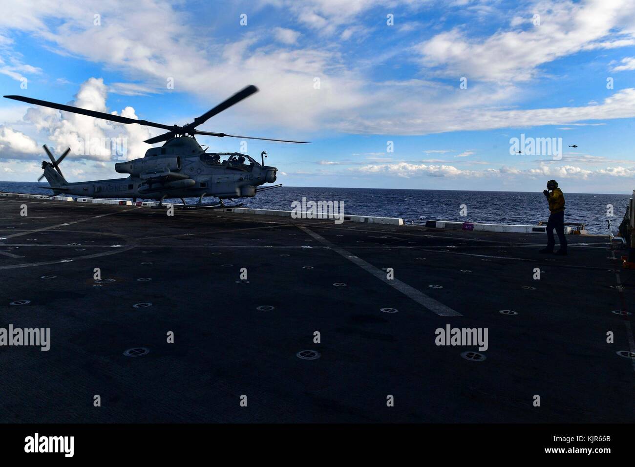 Maître de Manœuvre de l'aviation (manutention) Similton Airman Anthony, d'Augusta, Géorgie, dirige une un Banque D'Images